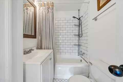 Bath - 439 Cedar Bluff Ave SE, Roanoke, VA 24013 photo 1 of 1