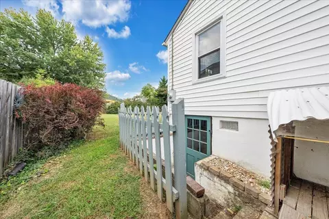 Exterior - 439 Cedar Bluff Ave SE, Roanoke, VA 24013 photo 4 of 15