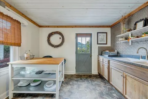 Kitchen - 439 Cedar Bluff Ave SE, Roanoke, VA 24013 photo 2 of 4