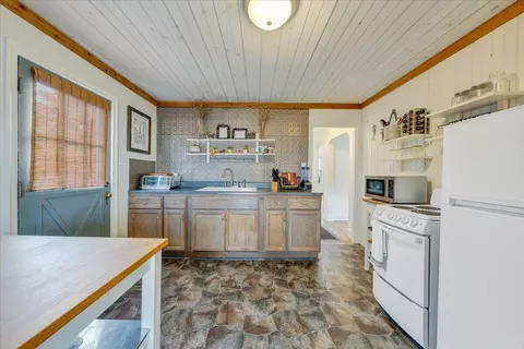 Kitchen - 439 Cedar Bluff Ave SE, Roanoke, VA 24013 photo 4 of 4