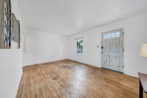 Living - 439 Cedar Bluff Ave SE, Roanoke, VA 24013 photo 2 of 5