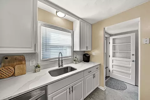 Kitchen - 342 Thrush Dr NW, Roanoke, VA 24017 photo 2 of 3