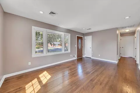 Living - 3813 Fleming Ave NE, Roanoke, VA 24012 photo 3 of 5