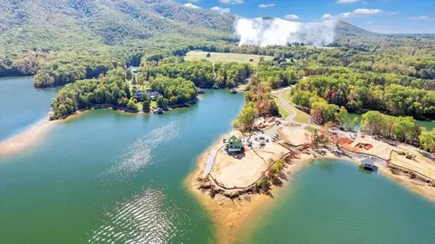 17 Sanctuary Pointe Dr, Penhook, VA 24137