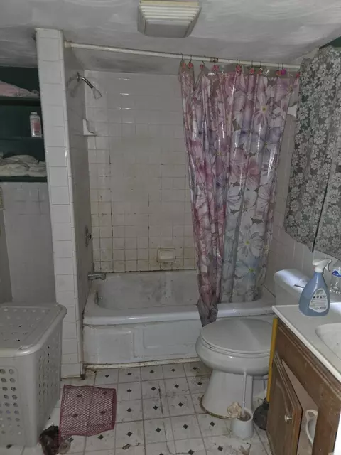 Bath - 2611 Creekside Dr, Salem, VA 24153 photo 1 of 1
