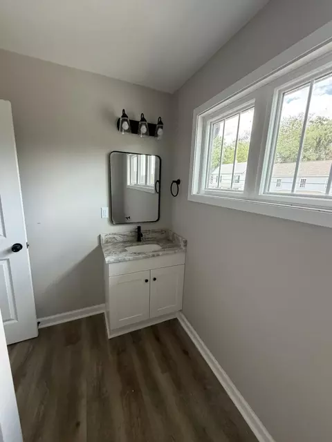 Bath - 415 7th St, Vinton, VA 24179 photo 3 of 3