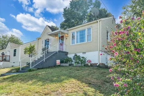 Exterior - 2006 Wayne St NE, Roanoke, VA 24012 photo 8 of 11