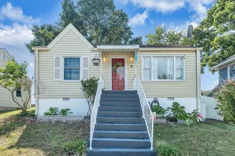 Exterior - 2006 Wayne St NE, Roanoke, VA 24012 photo 2 of 11