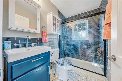 Bath - 2006 Wayne St NE, Roanoke, VA 24012 photo 1 of 1