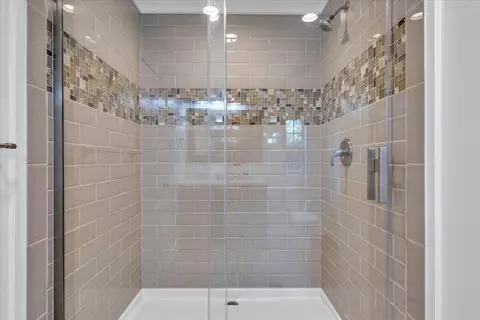 Bath - 4771 Little Bear Rd, Salem, VA 24153 photo 2 of 3