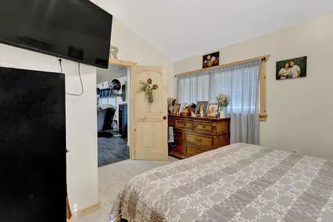 Bedroom - 7506 Roaring Run Rd, Covington, VA 24426 photo 2 of 2