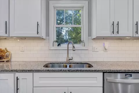 Kitchen - 4269 Daugherty Rd, Salem, VA 24153 photo 4 of 4