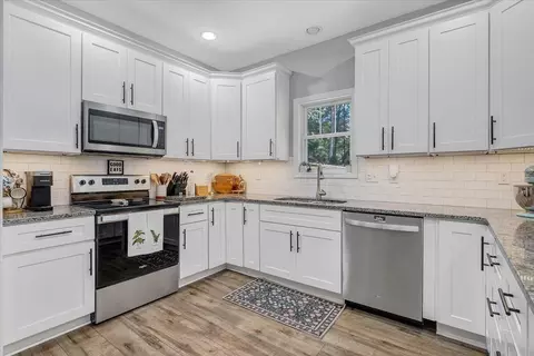 Kitchen - 4269 Daugherty Rd, Salem, VA 24153 photo 2 of 4