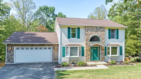 121 Oak Ridge Ct, Blue Ridge, VA 24064