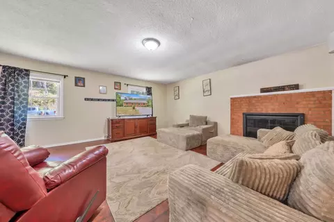 Living - 431 Boyd St, Buchanan, VA 24066 photo 2 of 2