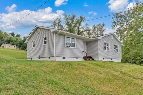 935 Depot St NE, Christiansburg, VA 24073