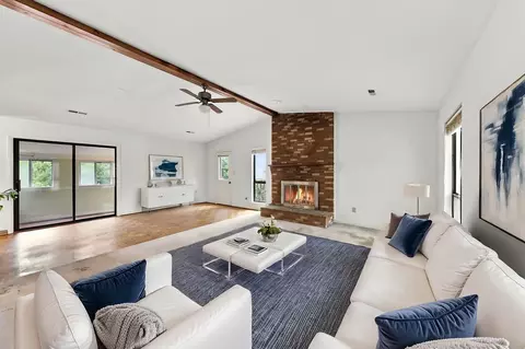 Living - 3041 Green Hill Dr, Salem, VA 24153 photo 1 of 5