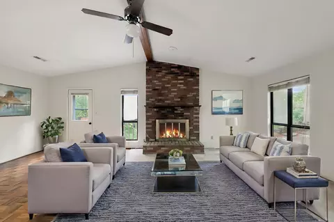 Living - 3041 Green Hill Dr, Salem, VA 24153 photo 2 of 5