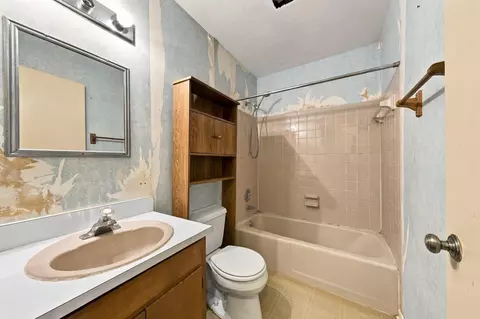 Bath - 3041 Green Hill Dr, Salem, VA 24153 photo 1 of 4