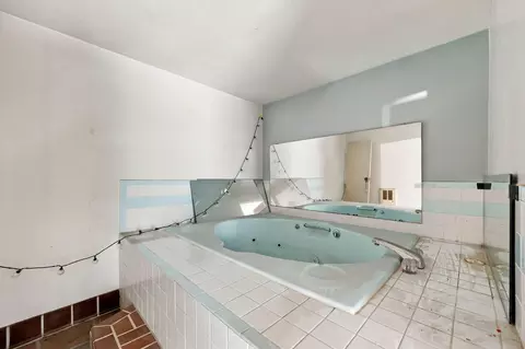 Bath - 3041 Green Hill Dr, Salem, VA 24153 photo 3 of 4