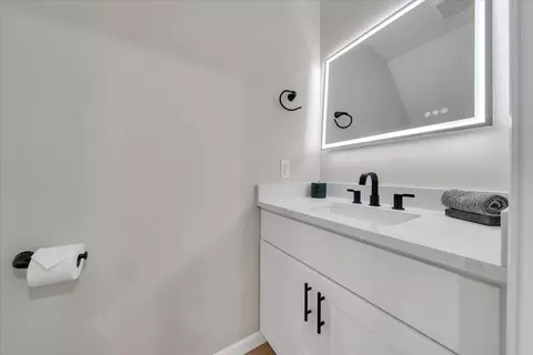 Bath - 824 Commander Dr, Roanoke, VA 24012 photo 1 of 5