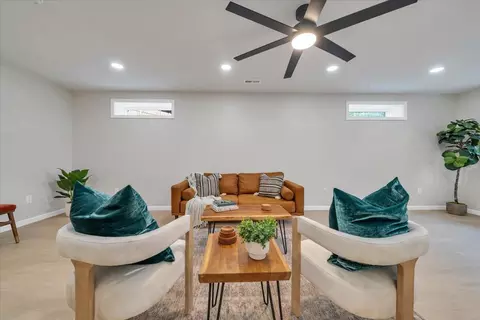 Living - 824 Commander Dr, Roanoke, VA 24012 photo 4 of 6