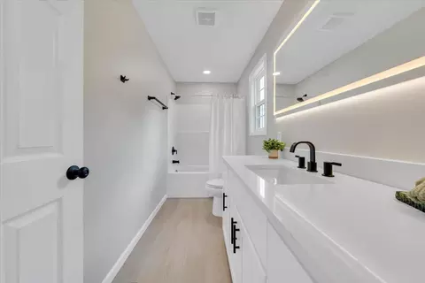 Bath - 824 Commander Dr, Roanoke, VA 24012 photo 5 of 5