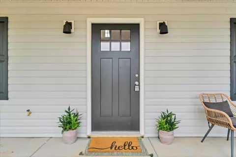 Entry Way - 824 Commander Dr, Roanoke, VA 24012 photo 1 of 6
