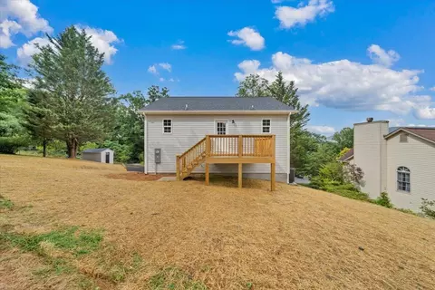 Exterior - 824 Commander Dr, Roanoke, VA 24012 photo 6 of 12