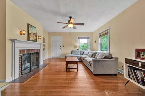 Living - 1019 Halliahurst Ave, Vinton, VA 24179 photo 2 of 3