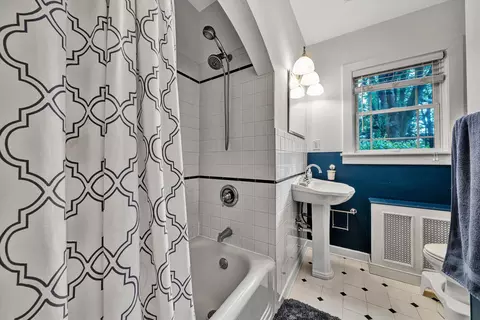 Bath - 1019 Halliahurst Ave, Vinton, VA 24179 photo 2 of 2