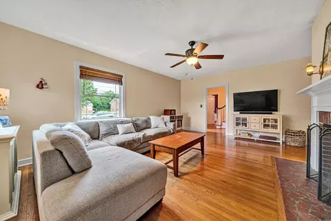 Living - 1019 Halliahurst Ave, Vinton, VA 24179 photo 3 of 3