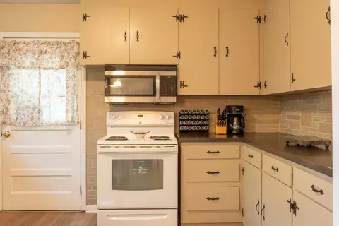 Kitchen - 3545 Orange Ave NE, Roanoke, VA 24012 photo 4 of 4