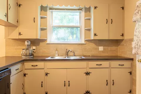 Kitchen - 3545 Orange Ave NE, Roanoke, VA 24012 photo 3 of 4