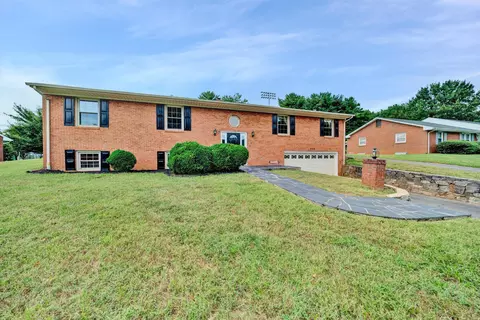 320 Swan Dr, Vinton, VA 24179