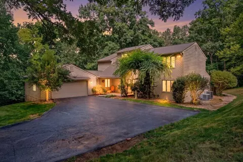 6709 Raintree Rd, Roanoke, VA 24018
