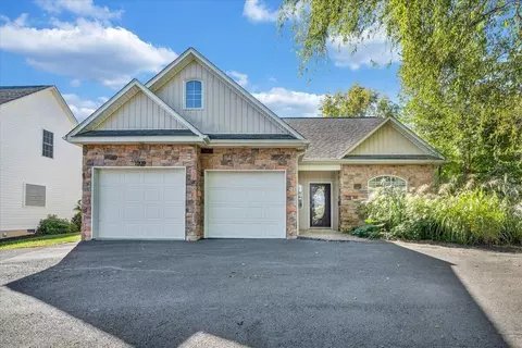 1209 Mountain View Rd, Vinton, VA 24179