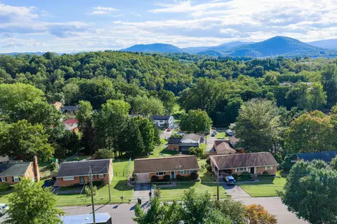 View/Area - 635 E Augusta Ave, Vinton, VA 24179 photo 2 of 3