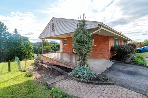 Exterior - 635 E Augusta Ave, Vinton, VA 24179 photo 6 of 6