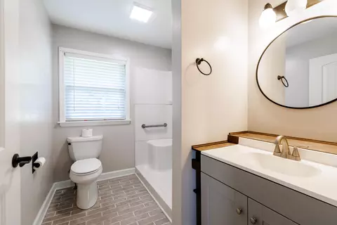 Bath - 635 E Augusta Ave, Vinton, VA 24179 photo 1 of 3