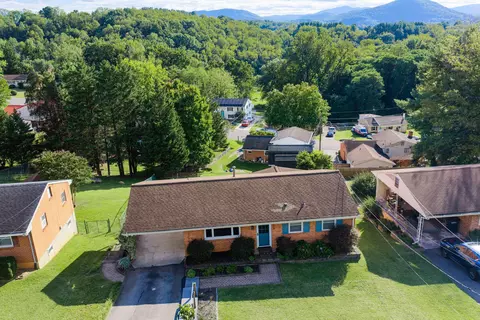 View/Area - 635 E Augusta Ave, Vinton, VA 24179 photo 1 of 3