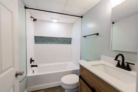 Bath - 635 E Augusta Ave, Vinton, VA 24179 photo 3 of 3