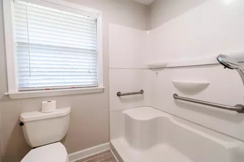Bath - 635 E Augusta Ave, Vinton, VA 24179 photo 2 of 3