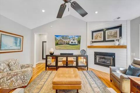Living - 203 Windcrest Dr, Vinton, VA 24179 photo 4 of 5