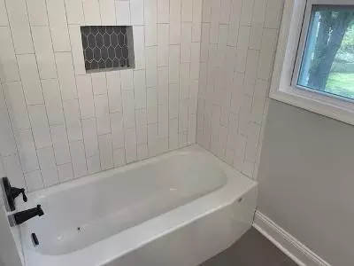 Bath - 3610 Pinevale Rd, Roanoke, VA 24018 photo 2 of 2
