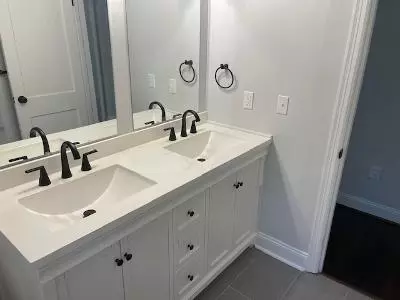 Bath - 3610 Pinevale Rd, Roanoke, VA 24018 photo 1 of 2