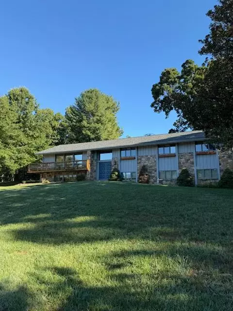 901 Old Court Ln SW, Roanoke, VA 24015