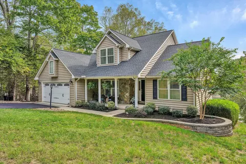 810 Forest Lawn Dr, Moneta, VA 24121