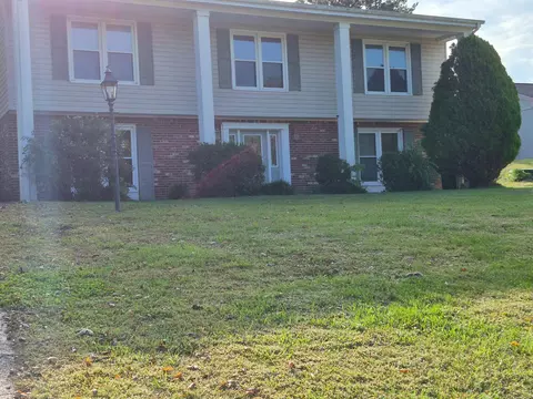 568 Knollwood Dr, Troutville, VA 24175