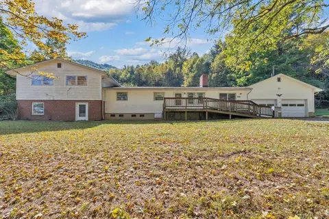 715 Greenway Hollow Rd, Troutville, VA 24175